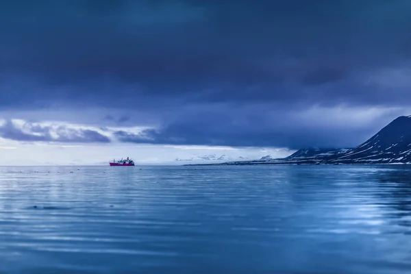 आर्क्टिक महासागराचे लँडस्केप आणि निळा आकाश आणि हिवाळा पर्वत नॉर्वे, स्पिटसबर्गन, लाँगवेअरबीन, स्वालबर्डसह प्रतिबिंब — स्टॉक फोटो, इमेज