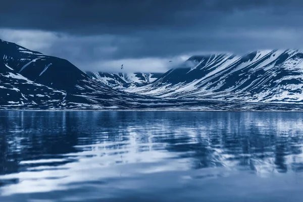 Paisagem do Oceano Ártico e reflexão com céu azul e montanhas de inverno Noruega, Spitsbergen, Longyearbyen, Svalbard — Fotografia de Stock