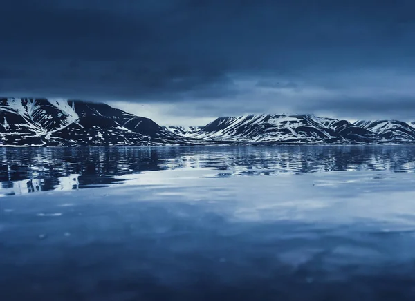 Paisaje del Océano Ártico y reflexión con el cielo azul y las montañas de invierno Noruega, Spitsbergen, Longyearbyen, Svalbard —  Fotos de Stock