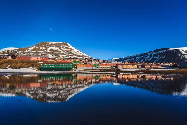 山水的北冰洋和反射与蓝蓝的天空和积雪，挪威斯匹次卑尔根，朗伊尔城，斯瓦尔巴德群岛的冬天山脉 — 图库照片