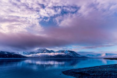 Kuzey Buz Denizi ve yansıması ile mavi gökyüzü ve kış Dağları kar, Norveç, Spitsbergen, Longyearbyen, Svalbard peyzaj