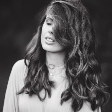 uzun elbise yürüyüş ince bir genç esmer kızla güzel çekici Bayan bir gün batımı yaşam siyah ve beyaz,