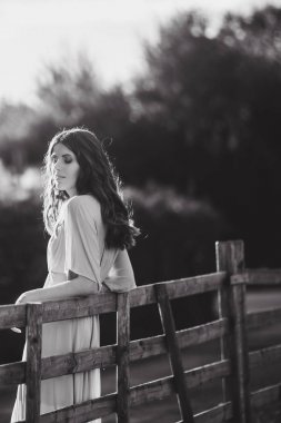 uzun elbise yürüyüş ince bir genç esmer kızla güzel çekici Bayan bir gün batımı yaşam siyah ve beyaz,