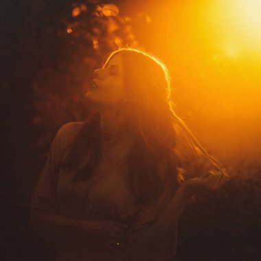 uzun elbise çiçeklere günbatımı yaşam tarzı yeşil bir park yürürken ince bir genç esmer kızla güzel çekici Bayan