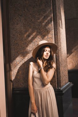  bir ince genç kız blogger portresi şehir merkezinde güzel esmer dusseldorf pastel elbise ve bir bayanın şapka giyen yürüyüş pozlar ve günbatımı üzerinde gülümseyen güneş gözlüğü
