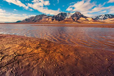 manzara doğa günbatımı yaz aylarında mavi gökyüzü ve bulutlar ile kutup bir gününde Spitzbergen'deki Longyearbyen Svalbard dağların