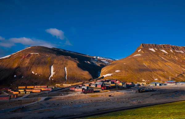 석양에 북극 여름 극 날 Spitzbergen 롱위에아르뷔엔 스발바르 건축 시의 산의 풍경 자연 — 스톡 사진