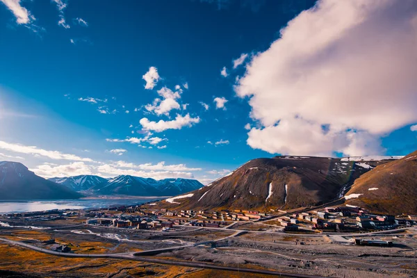 Ландшафтная природа гор Шпицберген Longyearbyen строительство города Шпицберген в полярный день с арктическим летом на закате — стоковое фото