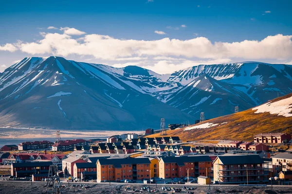 Günbatımında Arktik yaz polar bir gün Spitzbergen'deki Longyearbyen Svalbard bina şehir dağ doğa manzara 