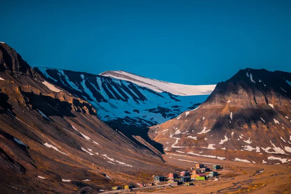 Landscape nature of the mountains of Spitzbergen Longyearbyen Svalbard building city on a polar day with arctic summer in the sunset — Stock Photo, Image