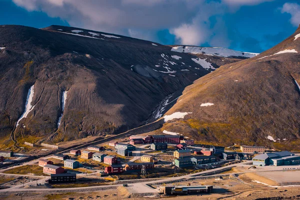 Ландшафтная природа гор Шпицберген Longyearbyen строительство города Шпицберген в полярный день с арктическим летом на закате — стоковое фото
