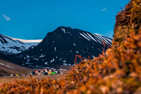 Ландшафтная природа гор Шпицберген Longyearbyen строительство города Шпицберген в полярный день с арктическим летом на закате — стоковое фото