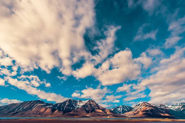 A hegyek, a Spitzbergák Longyearbyen, Svalbard a polar nap blue sky és clouds naplemente nyári táj jellege — Stock Fotó