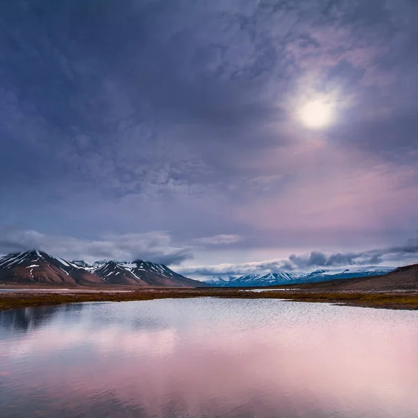 Landschap van de Noordelijke IJszee en reflectie met blauwe lucht en bergen met sneeuw op een zonnige dag, Noorwegen, Spitsbergen, Longyearbyen, Svalbard, zomer, — Stockfoto