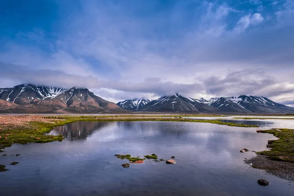 Τοπίο του Αρκτικού Ωκεανού και προβληματισμού με το μπλε του ουρανού και βουνά με το χιόνι σε μια ηλιόλουστη ημέρα, Spitsbergen, Λονγκιαρμπίεν, Νορβηγία, Αρχιπέλαγος Σβάλμπαρντ, καλοκαίρι, — Φωτογραφία Αρχείου