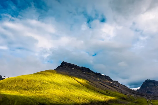 Bakgrund Norge landskap natur av bergen av Spetsbergen Longyearbyen Svalbard byggnad stad på en polar dag med arktiska sommaren i solnedgången — Stockfoto