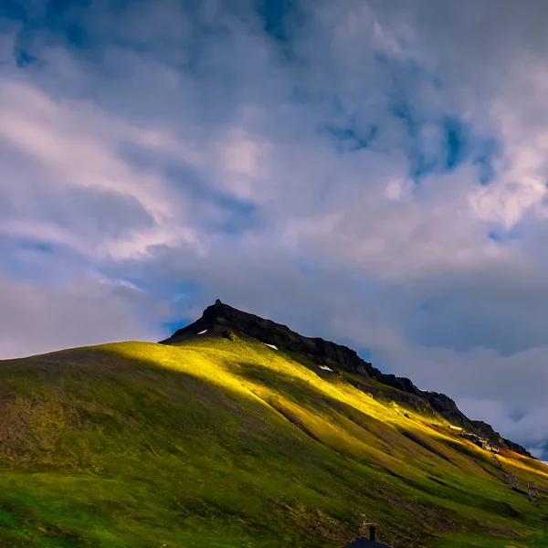 Fondos de pantalla paisaje noruego naturaleza de las montañas de Spitsbergen Longyearbyen Svalbard edificio de la ciudad en un día polar con el verano ártico en la puesta del sol —  Fotos de Stock