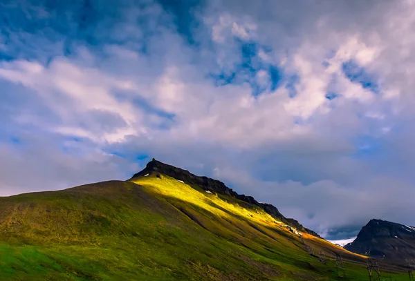 Papel de parede paisagem norway natureza das montanhas de Spitsbergen Longyearbyen Svalbard construção da cidade em um dia polar com verão ártico no pôr do sol — Fotografia de Stock