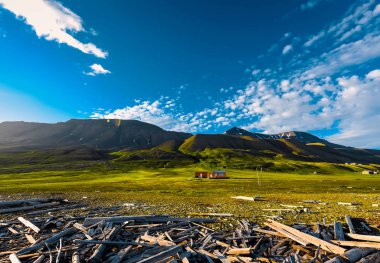 Bulutlar günbatımı ve mavi gökyüzü kutup bir günde Arktik yaz ile Norveç manzara doğa Spitsbergen Longyearbyen Svalbard bina şehir dağ duvar kağıdı