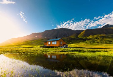 Bulutlar günbatımı ve mavi gökyüzü kutup bir günde Arktik yaz ile Norveç manzara doğa Spitsbergen Longyearbyen Svalbard bina şehir dağ duvar kağıdı