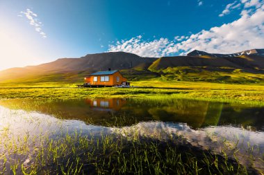 Bulutlar günbatımı ve mavi gökyüzü kutup bir günde Arktik yaz ile Norveç manzara doğa Spitsbergen Longyearbyen Svalbard bina şehir dağ duvar kağıdı
