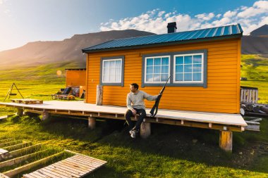 Norveç manzara doğa Spitsbergen Longyearbyen bulutlar avcı silahlı bir gün batımı ve mavi gökyüzü kutup bir günde Arktik yaz ile bina Svalbard dağ duvar kağıdı