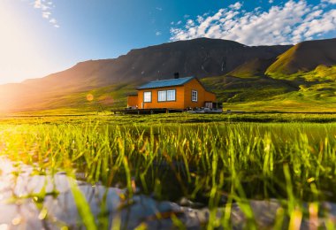 Bulutlar günbatımı ve mavi gökyüzü kutup bir günde Arktik yaz ile Norveç manzara doğa Spitsbergen Longyearbyen Svalbard bina şehir dağ duvar kağıdı