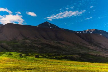 Bulutlar günbatımı ve mavi gökyüzü kutup bir günde Arktik yaz ile Norveç manzara doğa Spitsbergen Longyearbyen Svalbard bina şehir dağ duvar kağıdı