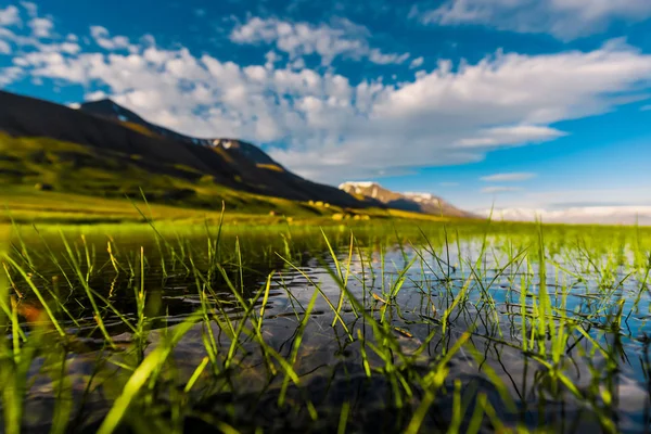 Wallpaper norway landscape nature of the mountains of Spitsbergen Longyearbyen Svalbard building city on a polar day with arctic summer in the sunset and blue sky with clouds — Stock Photo, Image