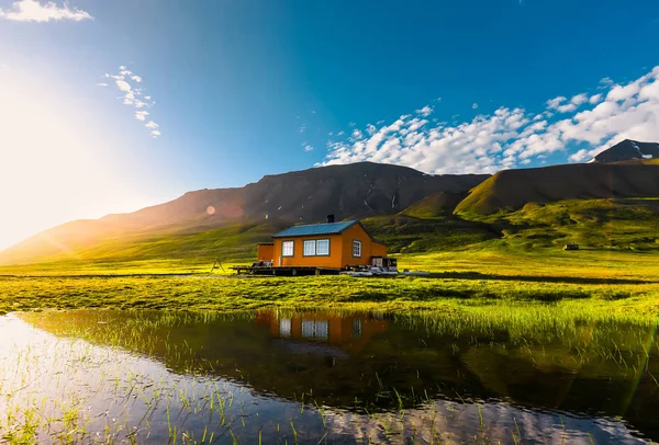 Bulutlar günbatımı ve mavi gökyüzü kutup bir günde Arktik yaz ile Norveç manzara doğa Spitsbergen Longyearbyen Svalbard bina şehir dağ duvar kağıdı