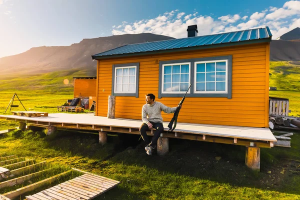 Norveç manzara doğa Spitsbergen Longyearbyen bulutlar avcı silahlı bir gün batımı ve mavi gökyüzü kutup bir günde Arktik yaz ile bina Svalbard dağ duvar kağıdı