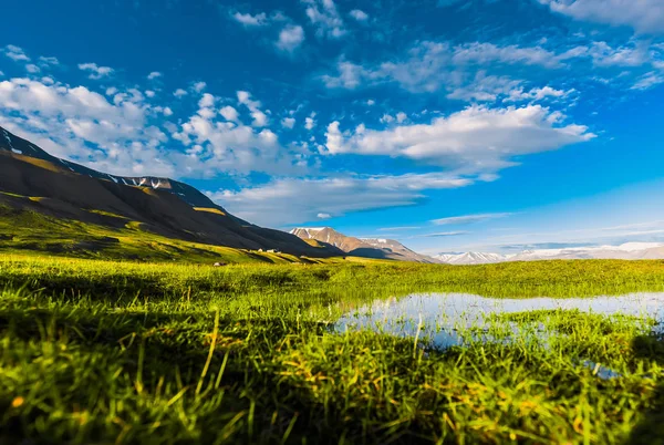 Fond d'écran paysage nordique nature des montagnes de Spitsbergen Longyearbyen Svalbard ville de construction par une journée polaire avec l'été arctique au coucher du soleil et ciel bleu avec des nuages — Photo