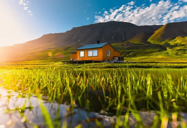 Bulutlar günbatımı ve mavi gökyüzü kutup bir günde Arktik yaz ile Norveç manzara doğa Spitsbergen Longyearbyen Svalbard bina şehir dağ duvar kağıdı