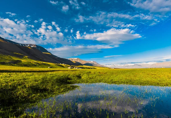 Tapet Norge landskap natur av bergen av Spetsbergen Longyearbyen Svalbard byggnad stad på en polar dag med arktiska sommaren i solnedgången och blå himlen med moln — Stockfoto