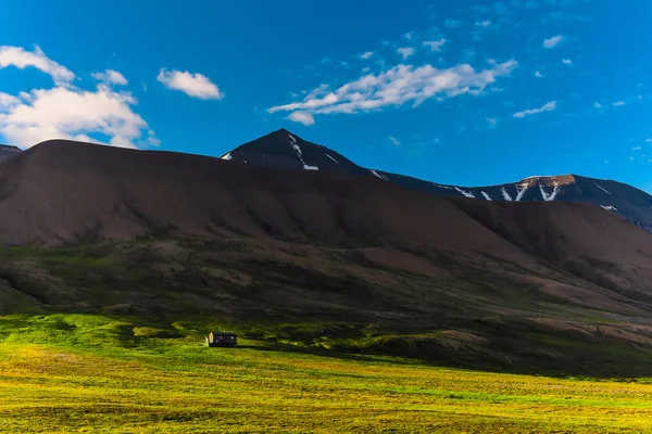 Bulutlar günbatımı ve mavi gökyüzü kutup bir günde Arktik yaz ile Norveç manzara doğa Spitsbergen Longyearbyen Svalbard bina şehir dağ duvar kağıdı