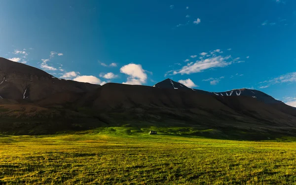 Bulutlar günbatımı ve mavi gökyüzü kutup bir günde Arktik yaz ile Norveç manzara doğa Spitsbergen Longyearbyen Svalbard bina şehir dağ duvar kağıdı