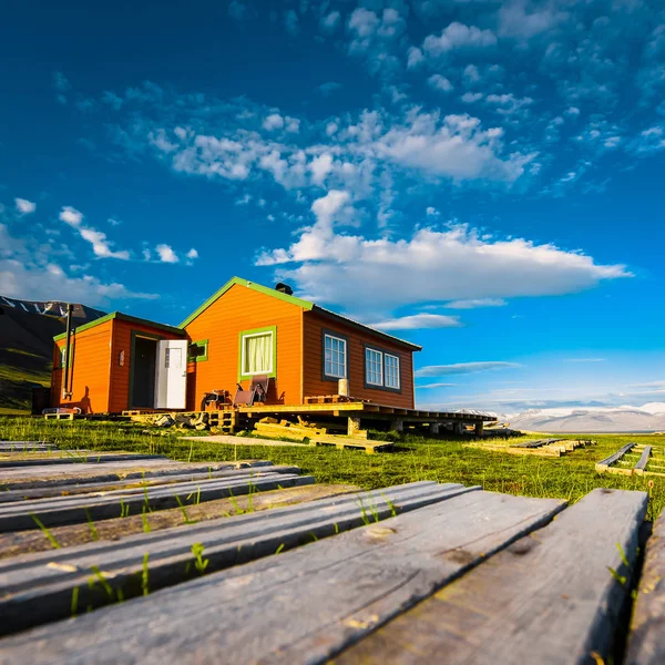 Bulutlar günbatımı ve mavi gökyüzü kutup bir günde Arktik yaz ile Norveç manzara doğa Spitsbergen Longyearbyen Svalbard bina şehir dağ duvar kağıdı