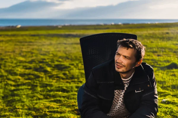 笑顔 lyifestyle 極地の日北極夏の夕日と cloudly 青空ひげとセーターのスピッツ ベルゲン ロングヤービーエンのスヴァールバル諸島人の山の肖像画ノルウェー風景自然 — ストック写真
