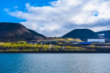 Barentsburg Rus şehir Arctic içinde güneşli havalarda ve mavi gökyüzü yaz Spitsbergen adalar üzerinde peyzaj