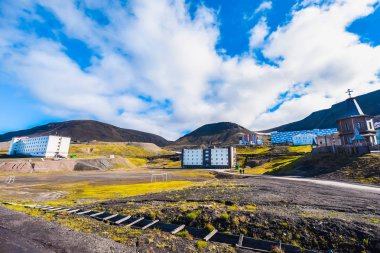 Arctic yaz aylarında Spitsbergen adalar üzerinde Barentsburg şehir içinde ahşap Rus Ortodoks Kilisesi'nin manzara