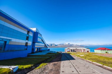 Barentsburg Rus şehir Arctic içinde güneşli havalarda ve mavi gökyüzü yaz Spitsbergen adalar üzerinde peyzaj