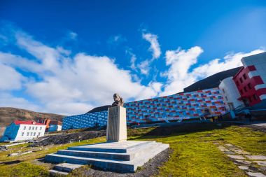 Barentsburg Rus şehir Arctic içinde güneşli havalarda ve mavi gökyüzü yaz Spitsbergen adalar üzerinde peyzaj