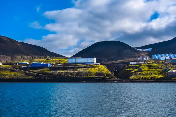北極の天気は、青空に夏のスピッツ ベルゲン諸島の Barentsburg のロシアの都市の風景 — ストック写真