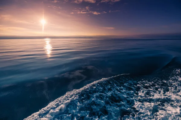 Arancio rosa tramonto paesaggio del mare onde oceaniche sulle rive del Longyearbyen nell'arcipelago di Spitsbergen delle Svalbard — Foto Stock