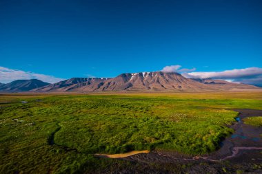 Manzara doğa çim bulutlu Spitsbergen Svalbard Norveç city Longyearbyen yakınındaki dağlarda günbatımı bir gökyüzünün