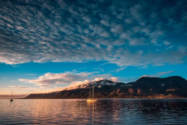 Landscape of a nature of a pink sunset with clouds in the mountains of Spitsbergen Svalbard near the Norwegian city Longyearbyen — Stock Photo, Image