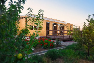 İnşaat ve yapı yeni çerçeve ev adam bir evin ahşap bir duvar inşa çalışıyoruz. 