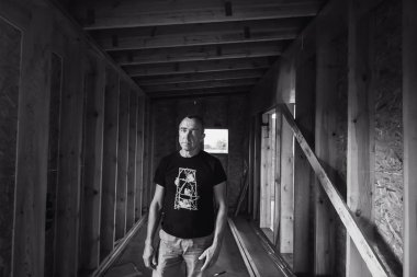 İnşaat ve yapı yeni çerçeve ev adam bir evin ahşap bir duvar inşa çalışıyoruz. 