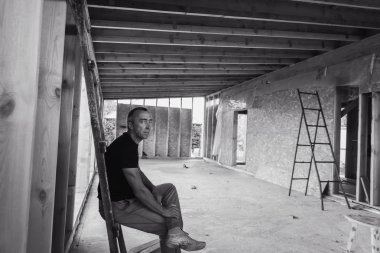 İnşaat ve yapı yeni çerçeve ev adam bir evin ahşap bir duvar inşa çalışıyoruz. 