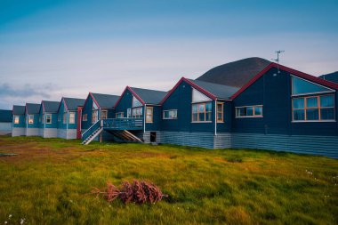 Norveç manzara doğa Spitsbergen Longyearbyen Svalbard bina şehir dağ polar bir gün günbatımında Arktik yaz ile duvar kağıdı 